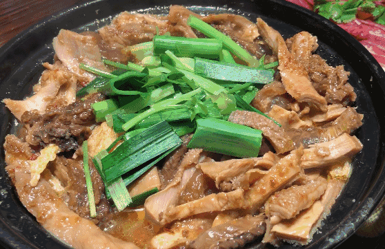 和潮汕火锅不一样,牛杂煲吃的是牛的各个部位,用聚热的砂锅细火慢炖