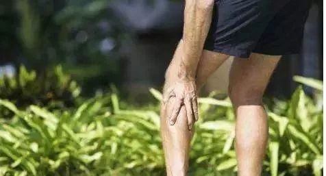 很多人走路时,会有膝关节突然发软的经历,同时膝关节会疼痛.