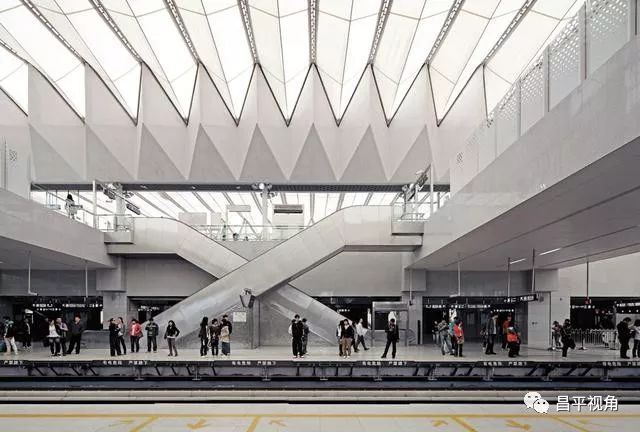 地铁西二旗站以其不动声色的建筑姿态与人们日常生活的密切关联并成为
