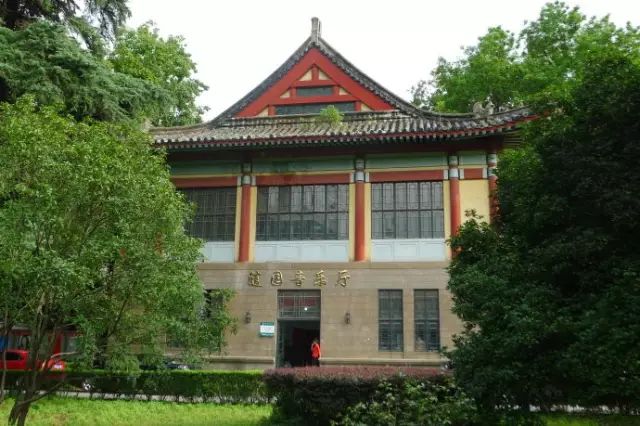 历史人文 南京师范大学随园校区是《红楼梦》中大观园的原型,袁枚在