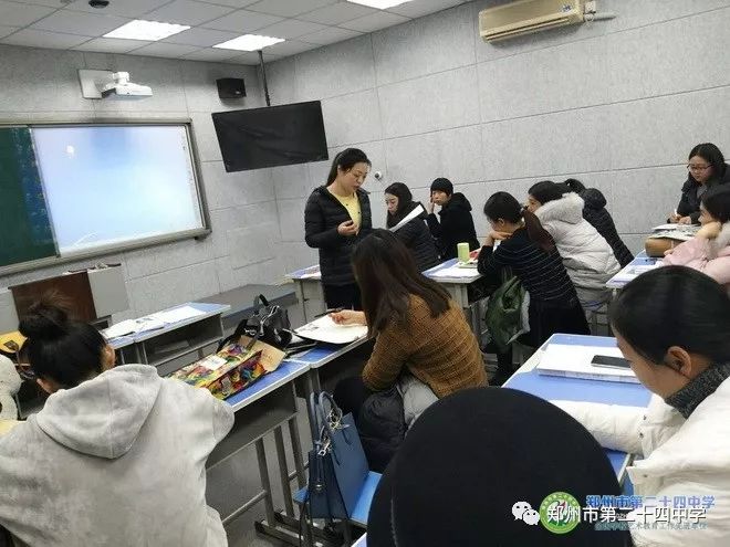 来自郑州市各个学校的40余名高中美术教师和郑州24中和郑州龙湖一中的