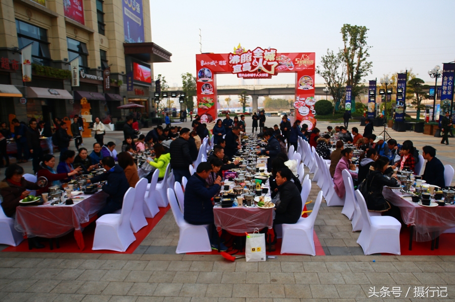 湖北宜昌:房地产公司举办千人火锅宴,市民和购房者免费涮火锅