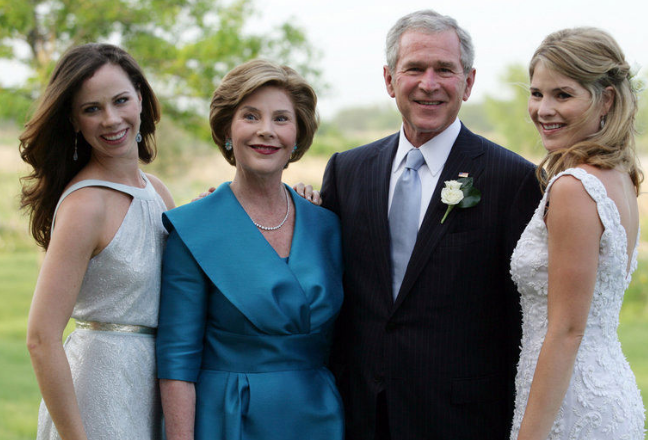 小布什两个女儿,左一芭芭拉在世界各地做公益,右一詹娜做了教师