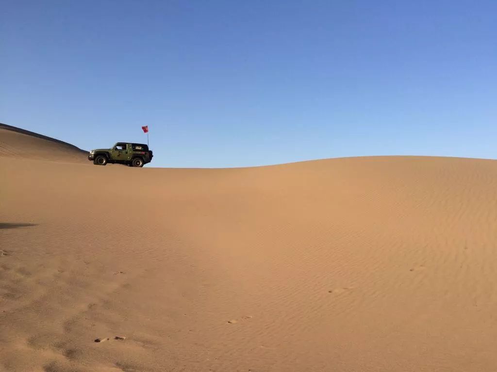 大漠深处孤独的旅者,必是是勇敢的硬汉.