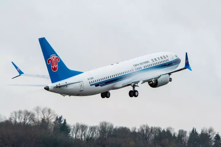11月28日,南航首架737 m