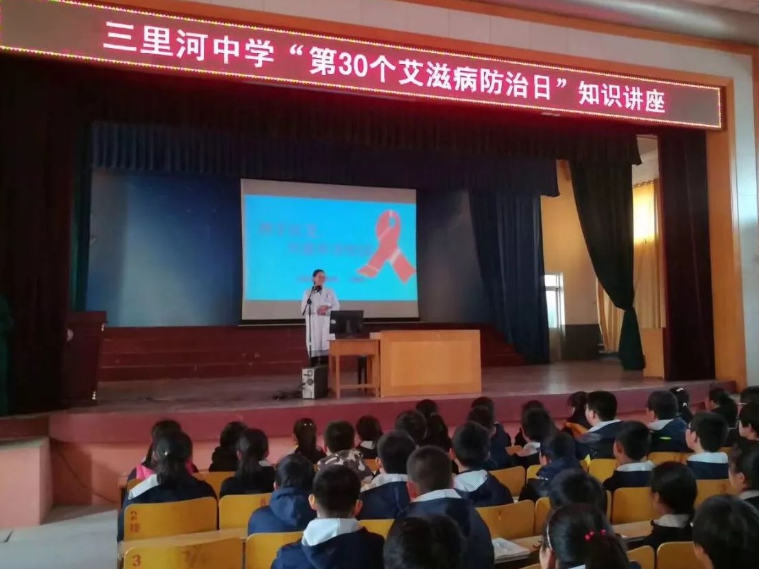 11月30日我院医务人员分别到文登区师范学校和文登区三里河中学,为