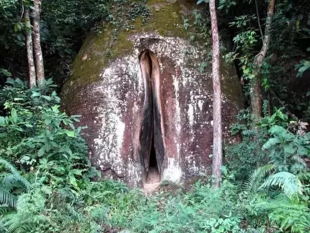 在龙虎山禾觚岩与金钟峰之间,隐藏着一个闻名天下的第一绝景——仙女