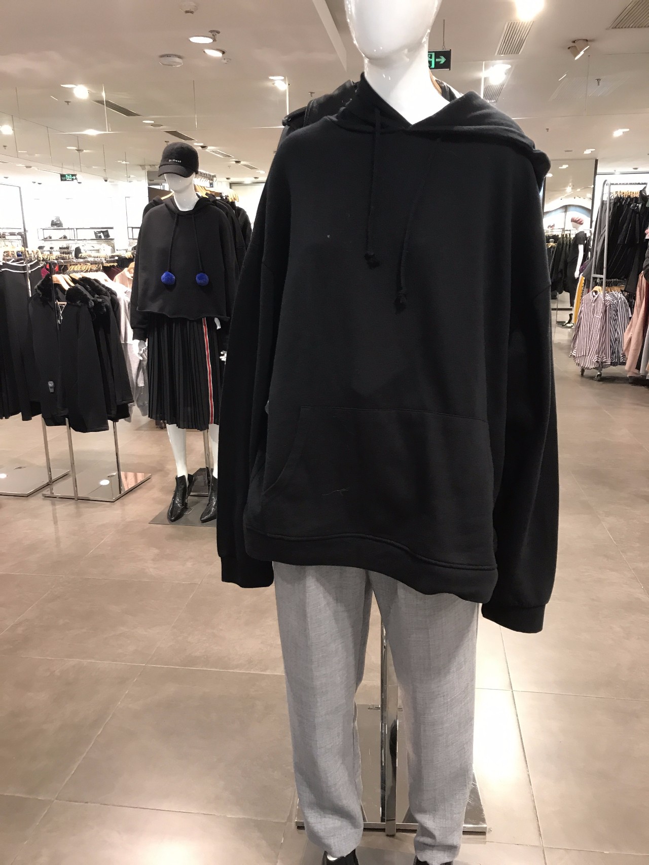 配 羽绒服或者 厚外套 潮人示范穿搭 参考价:199元 小编总结 zara