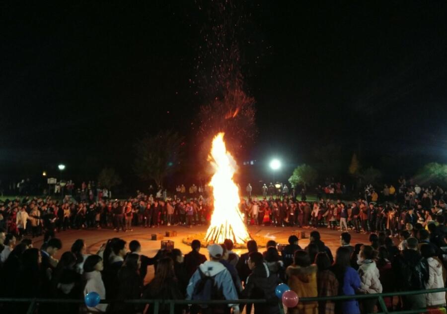 成都一高校千人共渡彝族新年篝火晚会,场面热闹非凡!