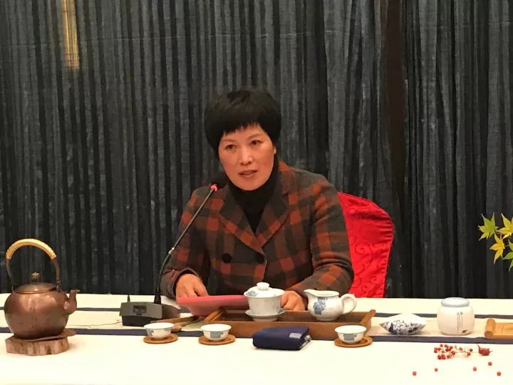 磐安县人民政府副县长陈亚琳女士在12月2日晚的磐安云峰品鉴会上推介