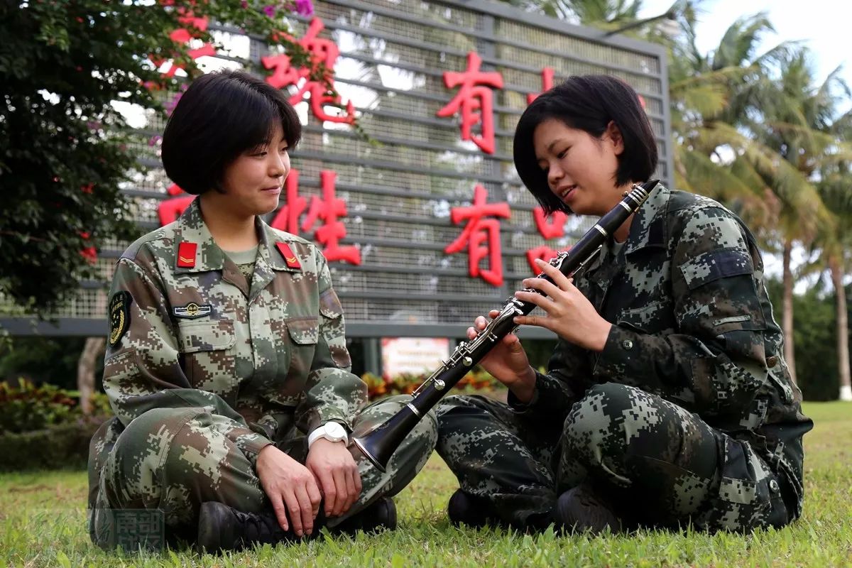 武警海南省总队百余名退伍老兵离营返乡