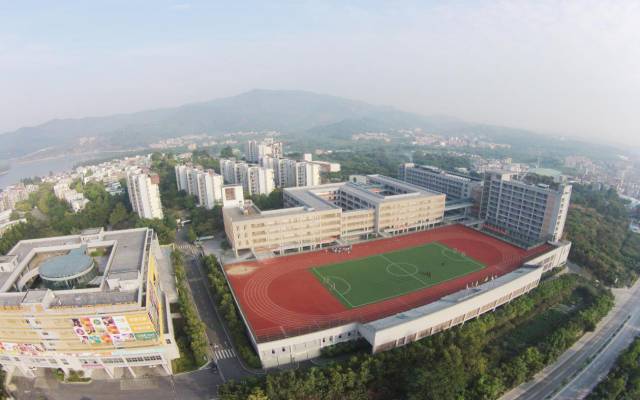 广东外语外贸大学附设肇庆外学校创办于2012年,位于肇庆市