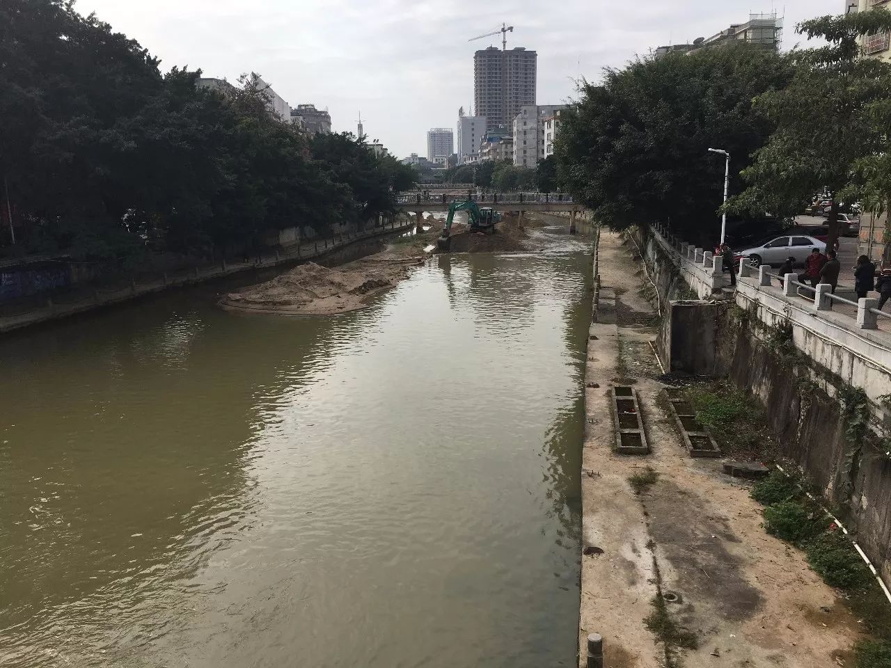 今天九洲江的河道清淤工程动工了然而