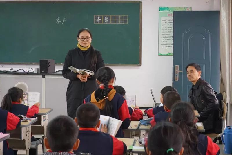 雨的世纪》一课精彩课堂一11月29日,泗门镇中心小学叶建松校长,覃晓丽