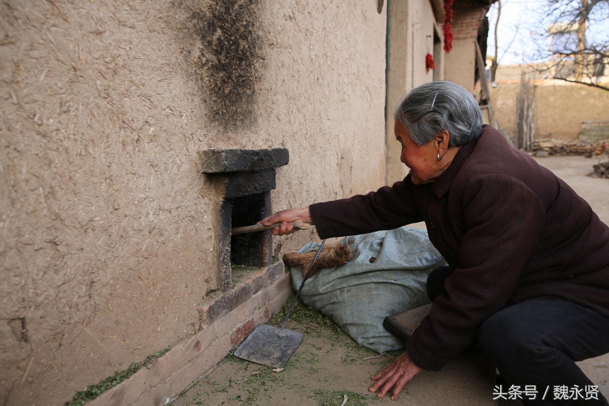 关中八旬老奶奶住半边盖土房跪着在室外添柴烧炕