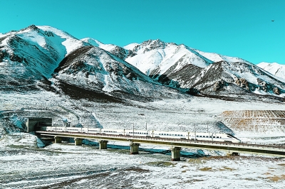 兰新高铁上的列车急速通过白雪皑皑的祁连山隧道.成林摄/光明图片