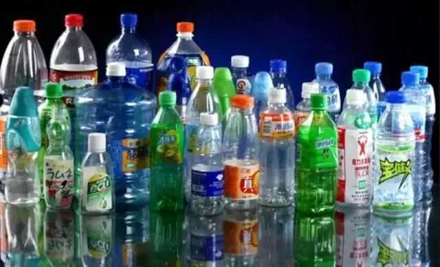 pet塑料瓶 我们最常见的饮料瓶,矿泉水瓶,可乐瓶都属于这一类.