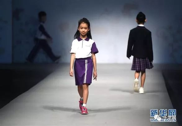 白午小学的学生的校服怎么搭_学生校服图片