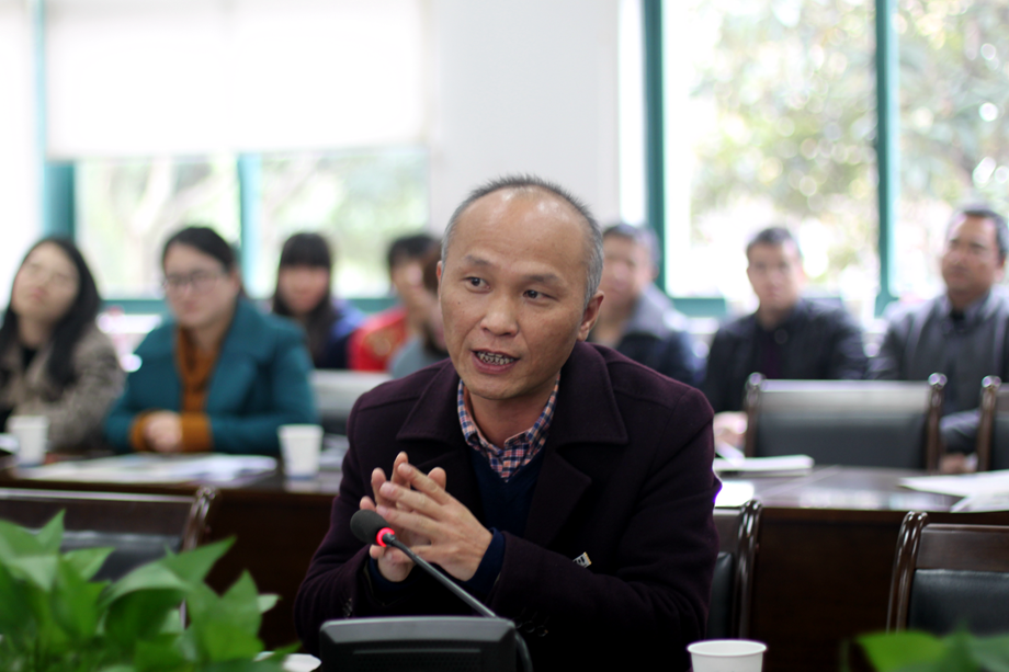 随后,春晖中学副校长陈小祥为大家介绍了学校的办学理念和教学管理