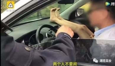 夫妻因讨论这个问题,妻子高速上竟用脚霸占方向盘!警察哭笑不得