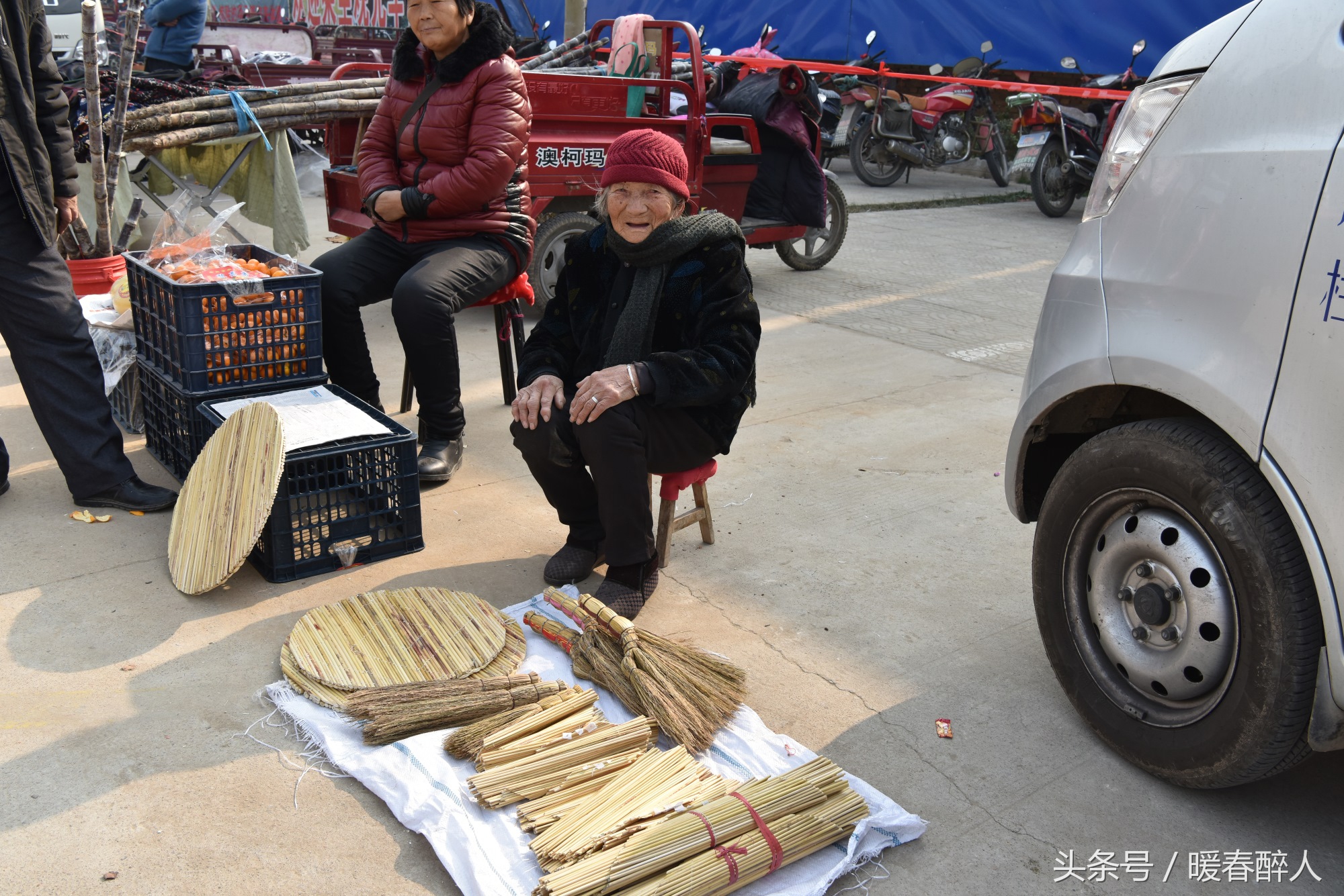 儿媳送88岁奶奶赶集摆摊,儿子送午饭