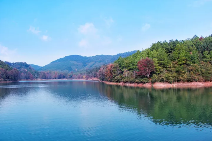 软软的松林土道,走起来非常有感觉,开始攀登大禹谷娘娘山喽