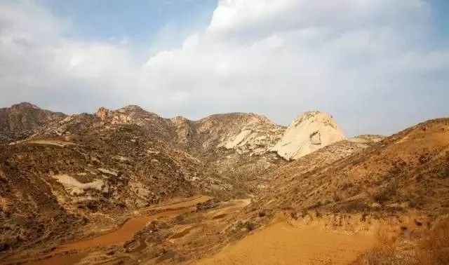 悬钟神韵悬钟山,又名馒头山,地处山西静乐东部康家会镇境内,属天然