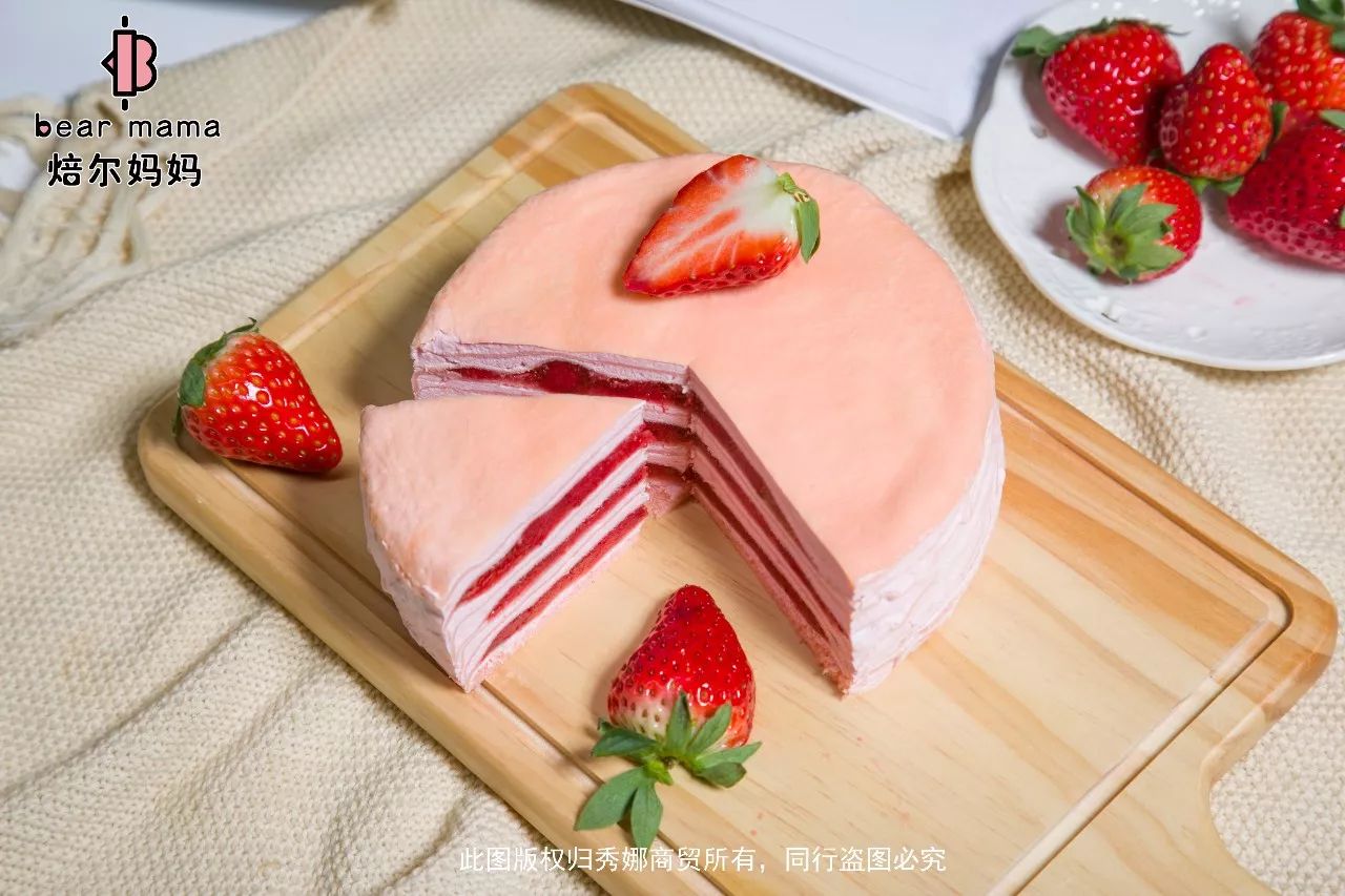 美食 正文  草莓千层蛋糕 绵密甜美的草莓酱,厚厚的一层,像宝石一般被