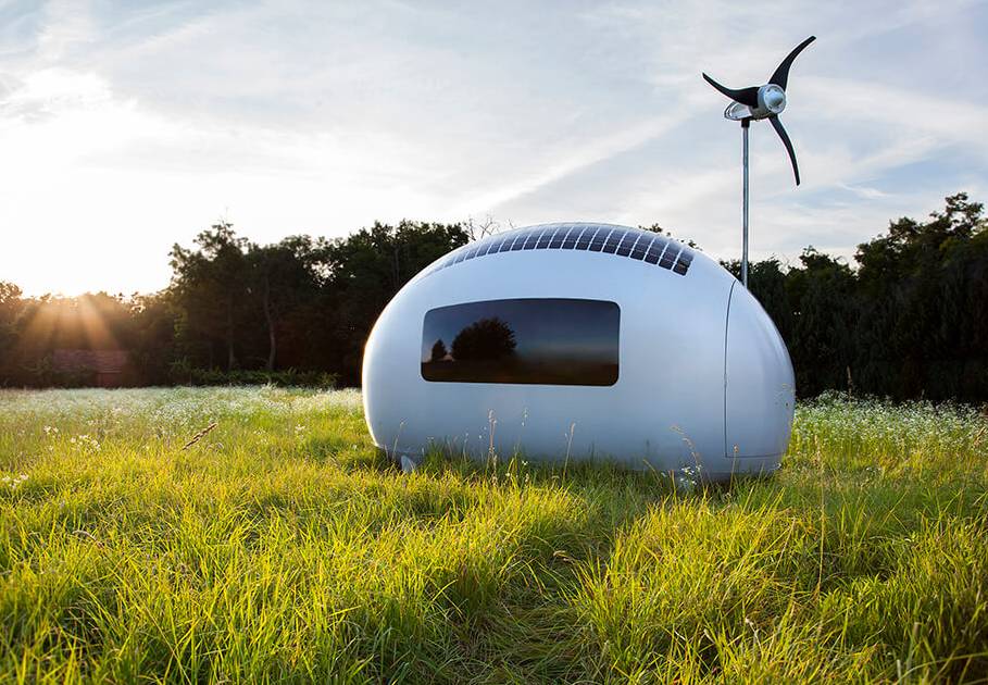 ecocapsule房车拥有流线型车身 并且可以利用太阳能和风力发电 科技感