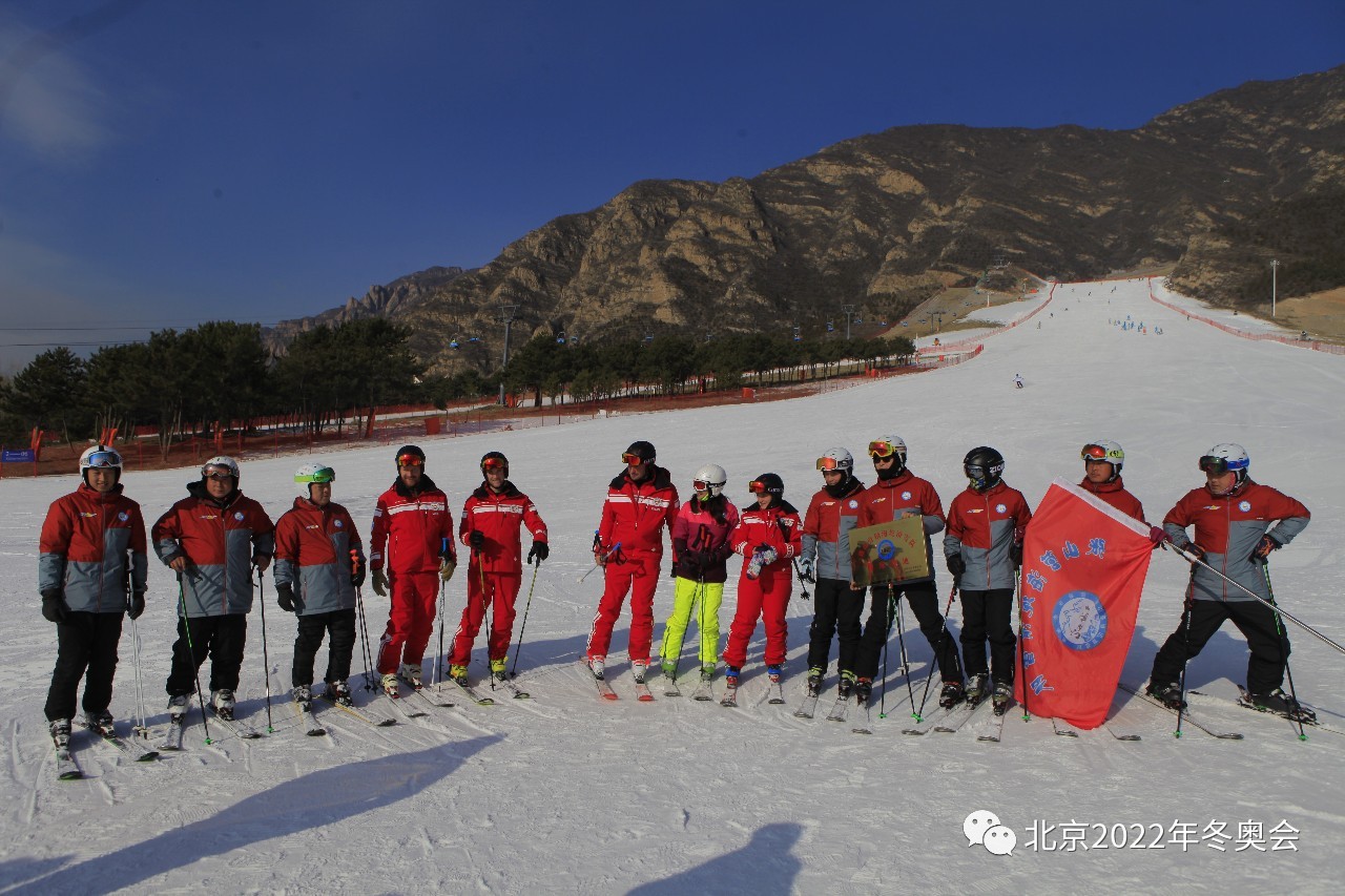 河北省怀来县的20名小学生也在现场开始学习滑雪课程