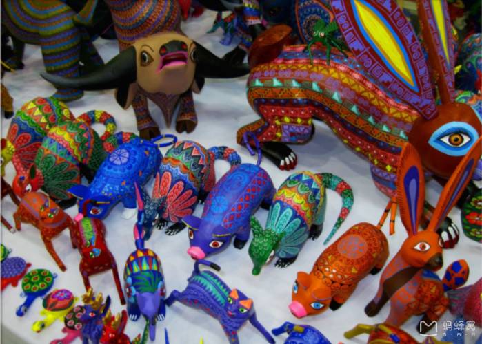 这个生物是根据墨西哥传统玩偶alebrije(爱波瑞吉)为原型设计的