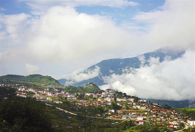 中国最后一个通公路县,素称"莲花秘境"的西藏林芝市墨脱县,近年来城镇