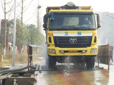 市区道路每日"六洒水" 工地降尘不到位责令停工