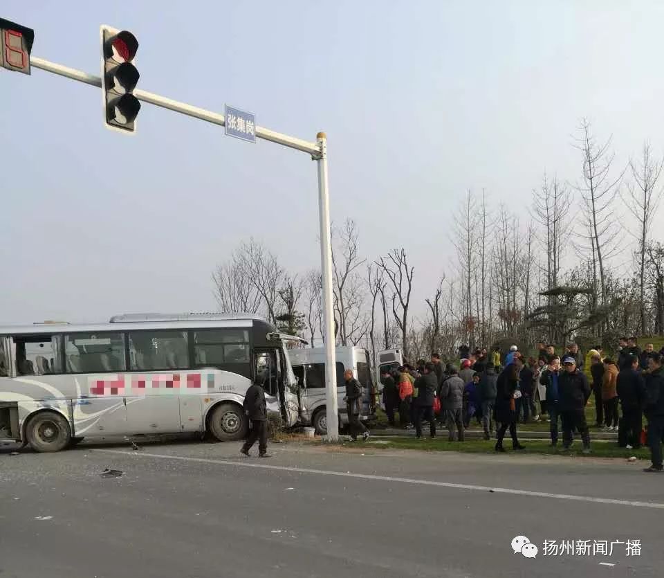 文昌路发生严重车祸,大客车追尾公交车,又与小客车相撞