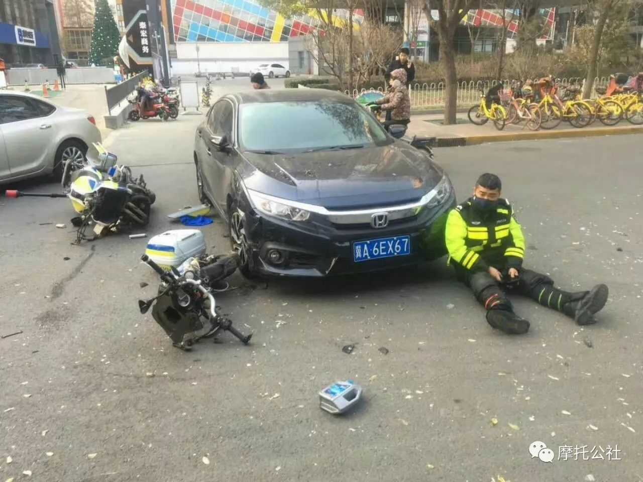 又断头了.这回是警车!