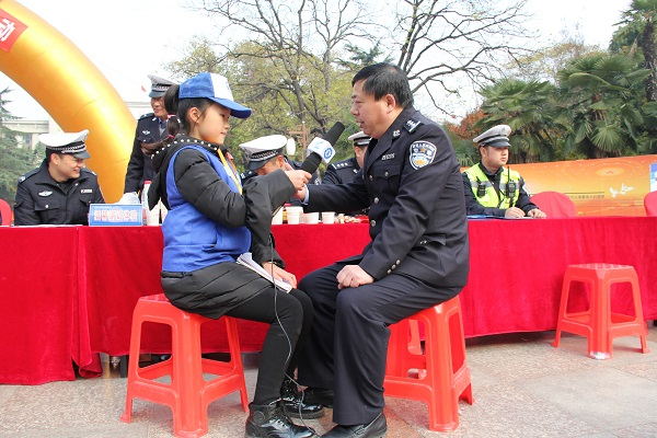 新华小记者体验采访蚌埠市交警支队宣传科任长稳新华小记者体验采访