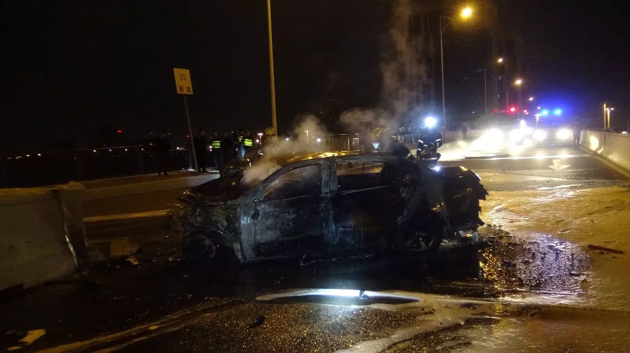 厦门发生严重车祸,司机被烧得都分不清男女.