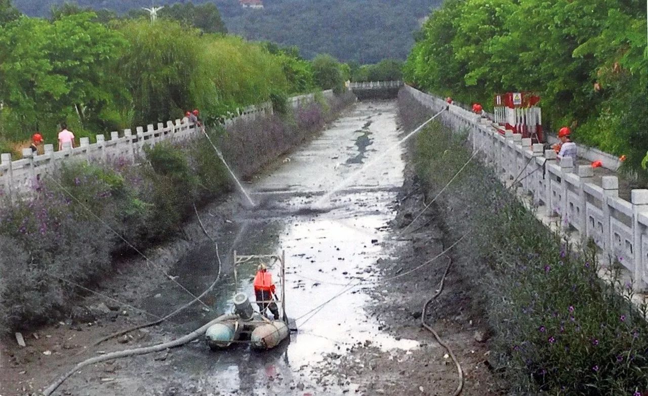 吴山河清淤前.