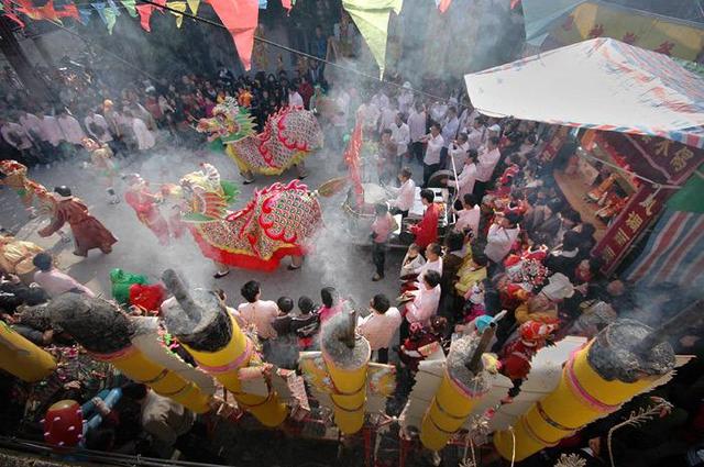 潮汕冬节有很多汉族民俗文化活动,如祭祖,谢神,扫墓