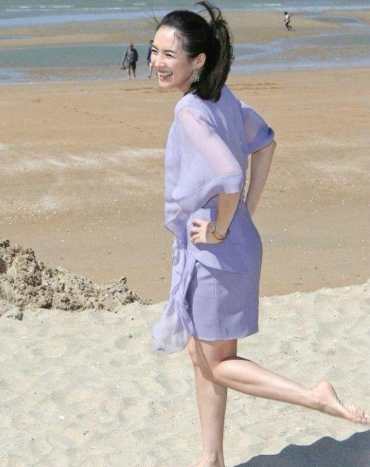 章子怡沙滩素颜照甜美，一双大长腿真的辣眼