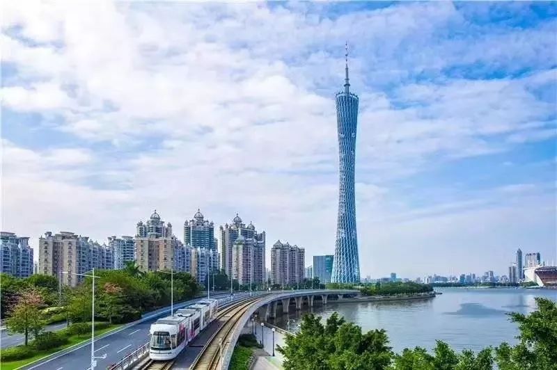 好的城市环境让广州更宜居宜业,以"广州蓝"为代表的"干净整洁平安有序