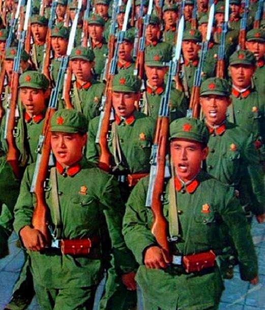 这套中国军服火遍全世界 一口气造9亿套 40国军人对其