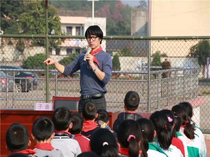 台湾作家子鱼进小学校园