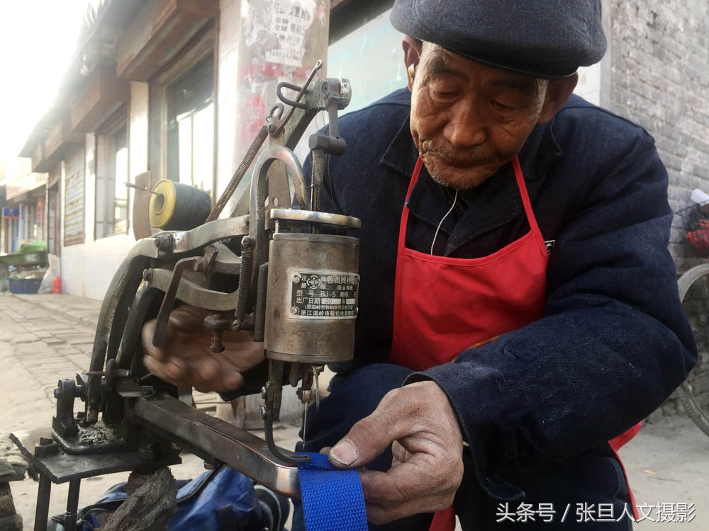 一对70多岁聋哑老夫妻 在集市上修鞋40多年一双长满老茧的手