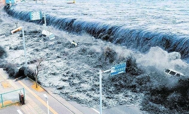 日本大海啸实拍,美女睡衣沦落街头