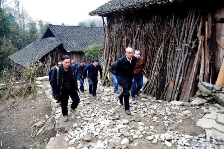 【脱贫攻坚·同步小康】莫春开到昌明镇边远村寨调研脱贫攻坚及"六个