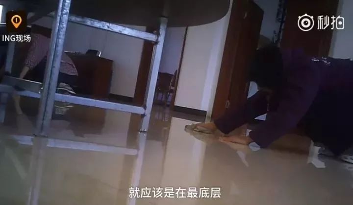 澳媒曝光:一中国女子下跪磕头:"爸妈我错了,以后不看黄色视频了!