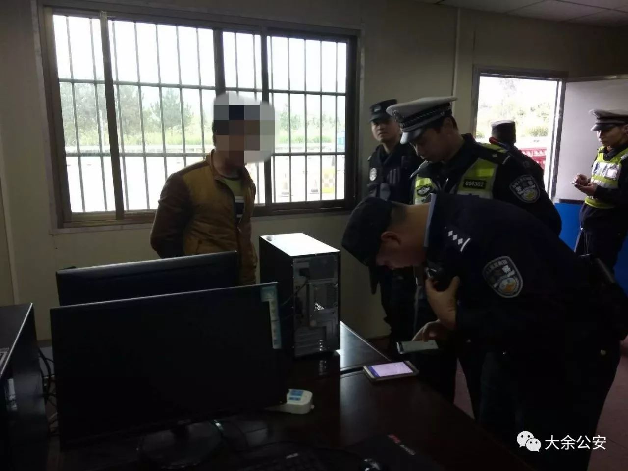 上门推销行骗被抓!大余警方在省际辑查站查获一在逃人员