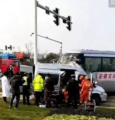 今天下午2点30分左右 在文昌西路张集岗 红绿灯附近发生一起车祸