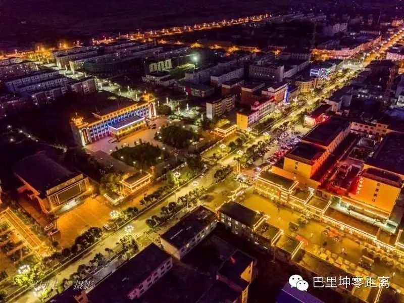 巴里坤县城俯瞰图巴里坤:没有大都市的繁华与璀璨,却宁静的让人不忍